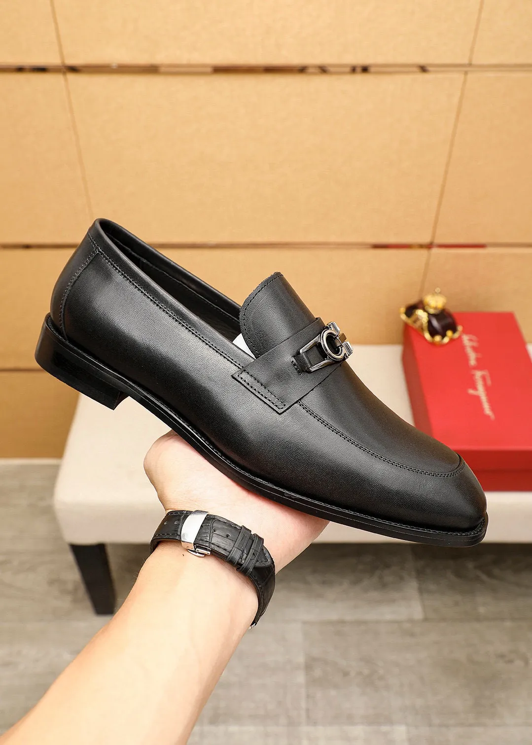 Men's shoes💰460💰 Product trademark: Ferragamo "Ferragamo" casual leather shoes Regular size: 38-44 (45🉑️customized) Product materials: Selected imported first-layer calfskin upper + luxury hardware buckle, imported water-dyed cow leather lining. Strong three-dimensional visual effect, original outsole color: 1⃣️color optional